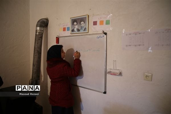 بازدید معاون مدیرکل و مدیر آموزش و پرورش میانه از مدارس روستایی