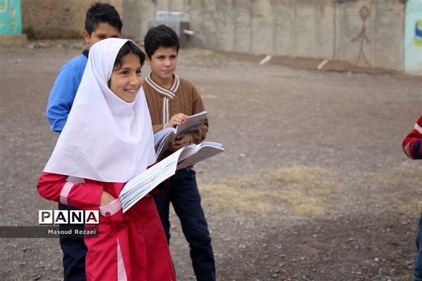 بازدید معاون مدیرکل و مدیر آموزش و پرورش میانه از مدارس روستایی