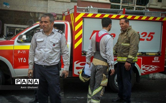 حریق گسترده در یک انبار لوازم یدکی در خیابان مصطفی خمینی