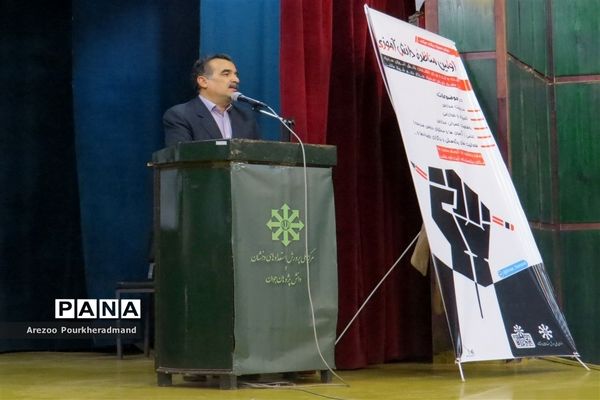 برگزاری اولین نشست دانش آموزان مدارس تیزهوشان استان یزد با رئیس اداره استعدادهای درخشان