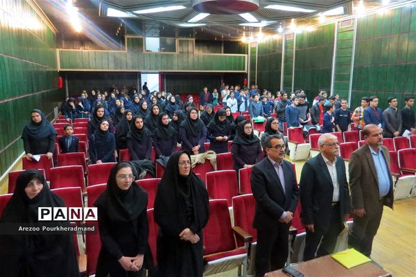 برگزاری اولین نشست دانش آموزان مدارس تیزهوشان استان یزد با رئیس اداره استعدادهای درخشان