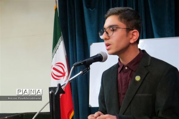 برگزاری اولین نشست دانش آموزان مدارس تیزهوشان استان یزد با رئیس اداره استعدادهای درخشان