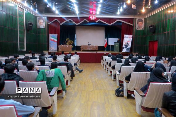 برگزاری اولین نشست دانش آموزان مدارس تیزهوشان استان یزد با رئیس اداره استعدادهای درخشان