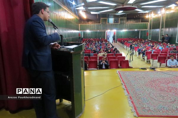 برگزاری اولین نشست دانش آموزان مدارس تیزهوشان استان یزد با رئیس اداره استعدادهای درخشان