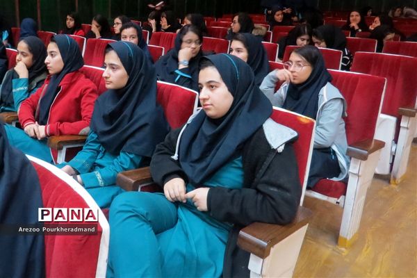 برگزاری اولین نشست دانش آموزان مدارس تیزهوشان استان یزد با رئیس اداره استعدادهای درخشان