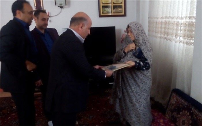 مدیر آموزش و پرورش اسلامشهر:رسیدگی به خانواده شهدا وظیفه  مسئولین است