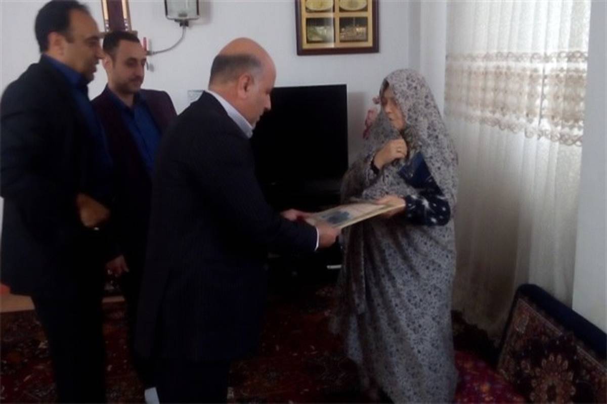 مدیر آموزش و پرورش اسلامشهر:رسیدگی به خانواده شهدا وظیفه  مسئولین است