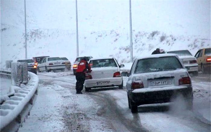 رئیس پلیس استان زنجان خبر داد: با توجه به بارش برف جاده ها لغزنده‌ است