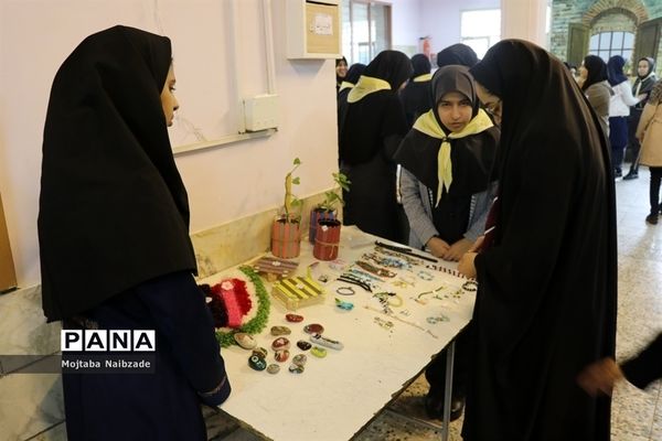 برگزاری جشنواره غذای سالم  و دست سازه‌های هنرجویان  هنرستان شهدای فلسطین ناحیه 4 مشهد