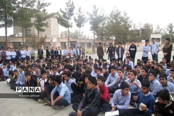مسابقات نجات تخم مرغ در دبیرستان شهید نواب صفوی بیرجند