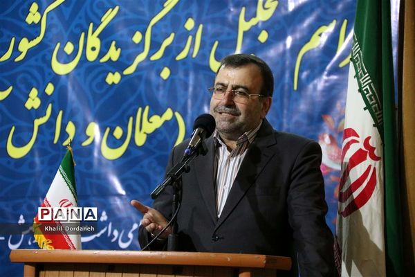 تجلیل از معلمان و دانش‌آموزان پژوهنده برتر مازندران