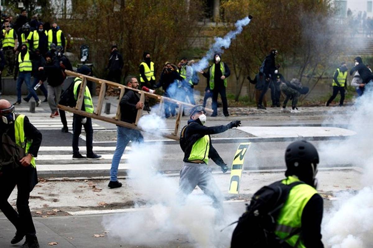 جلیقه زردها شبکه های خبری فرانسه را محاصره کردند