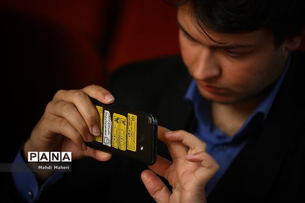 نقد و اندیشه ( فضای مجازی، سوادرسانه ای، ارتباطات اجتماعی از منظر صاحب نظران)