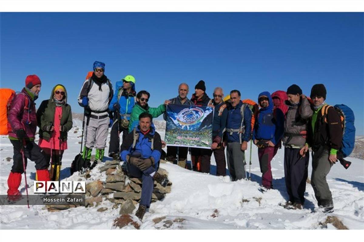 قله سنجربیگ زیرگام های کوهنوردان آلپاین شیروان