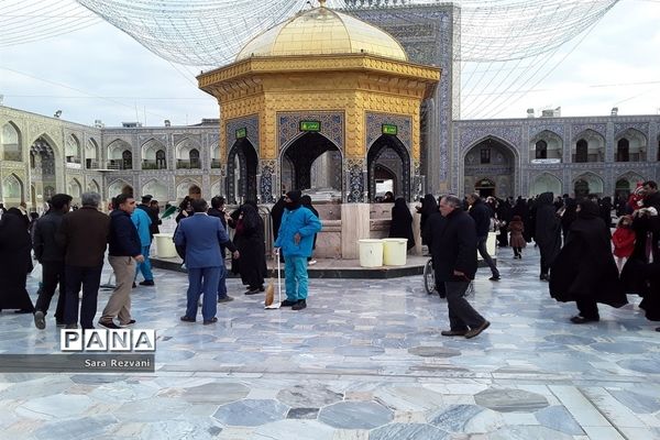 آئین سنتی غبارروبی محوطه حرم امام مهربانی‌هادر مشهد مقدس