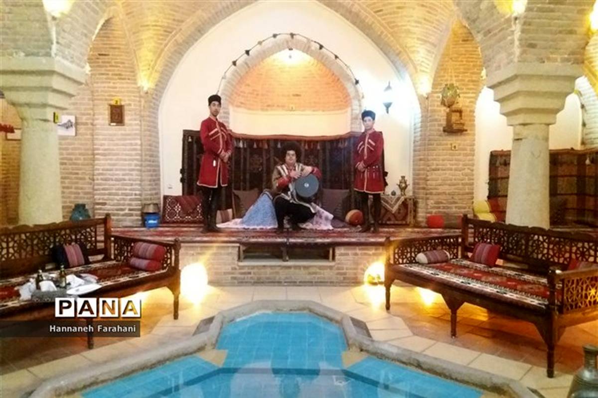 آغاز جشنواره کرسی نشینی در حمام قلعه همدان