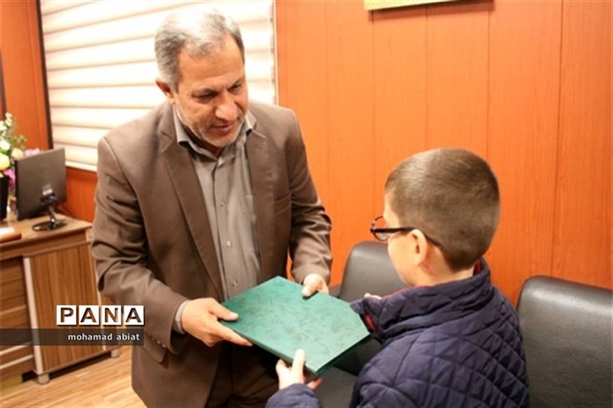 مدیر آموزش و پرورش ناحیه یک اهواز از دانش آموز قهرمان مسابقات شطرنج کشور تجلیل کرد