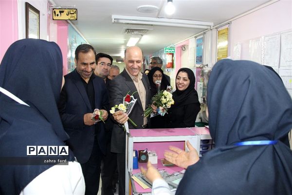 تقدیر از مقام پرستار توسط مسئولان شهرستان نی‌ریز