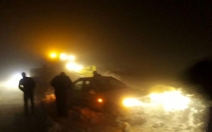 50  مسافر گرفتار در کولاک شبانه محور ایرانخواه نجات یافتند