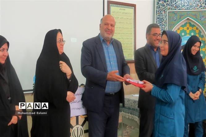 تقدیر از دبیران برتر معارف و دانشآموزان حائز رتبههای کشوری قرآن سمپاد دبیرستان فرزانگان شهدای اردکان