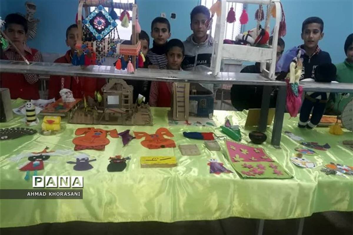 برگزاری نمایشگاه دست سازه های دانش آموزان مدرسه شهید نادر جمالپور