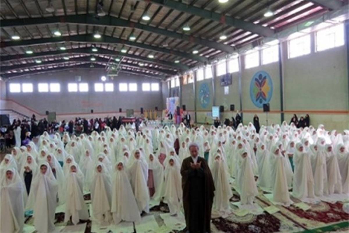 جشن تکلیف 200 دانش آموز دختر اردستانی برگزار شد