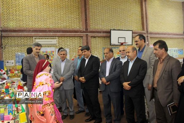 بازدید مدیرکل انجمن اولیا و مربیان وزارت آموزش و پرورش از نمایشگاه دستاوردهای دانش‌آموزان