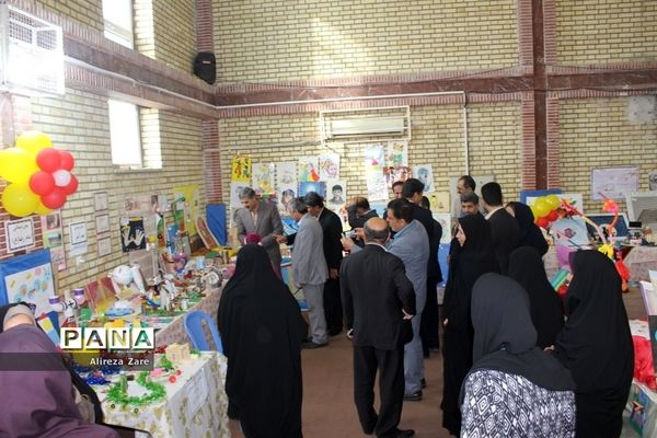 بازدید مدیرکل انجمن اولیا و مربیان وزارت آموزش و پرورش از نمایشگاه دستاوردهای دانش‌آموزان