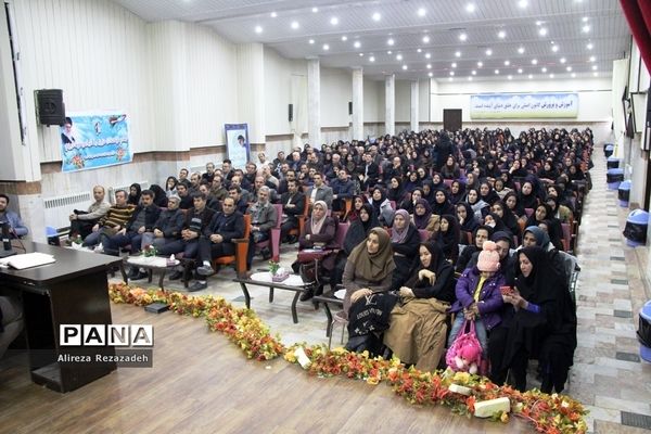 نشست روشنگری تبیین عملکرد 40 ساله انقلاب اسلامی و آشنایی با سبک زندگی ایرانی اسلامی در ارومیه