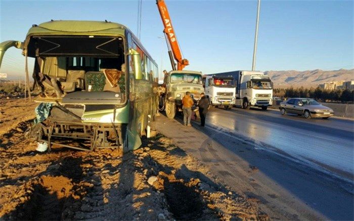 مصدوم شدن ۱۴ نفر در حادثه تصادف کامیون با اتوبوس