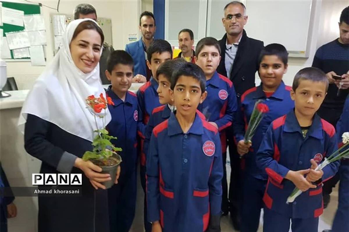 تجلیل از پرستاران توسط دانش آموزان  دبستان سعدی