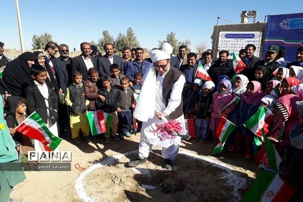 مراسم کلنگ‌زنی مدرسه‌‌ 3 کلاسه حجت توسط خیرین موسسه پویش مهربانی در شهرستان هیرمند