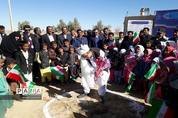 مراسم کلنگ‌زنی مدرسه‌‌ 3 کلاسه حجت توسط خیرین موسسه پویش مهربانی در شهرستان هیرمند