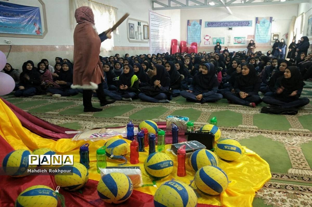 برگزاری جشن ولادت حضرت زینب (س)دردبیرستان دخترانه متوسطه اول فخرالزمان قریب