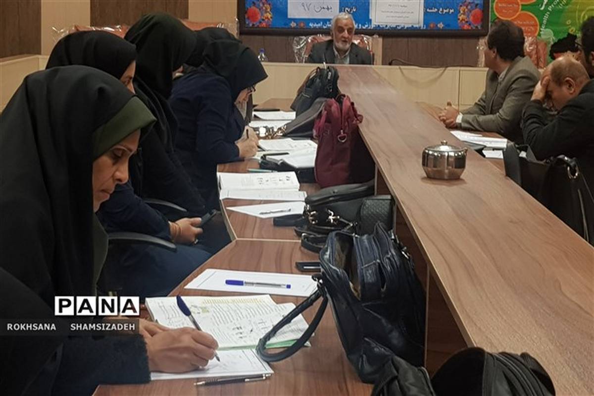 کارگاه درس  زیست شناسی  پایه  ۱۲  با حضور مولف کتاب در شهرستان امیدیه برگزار شد