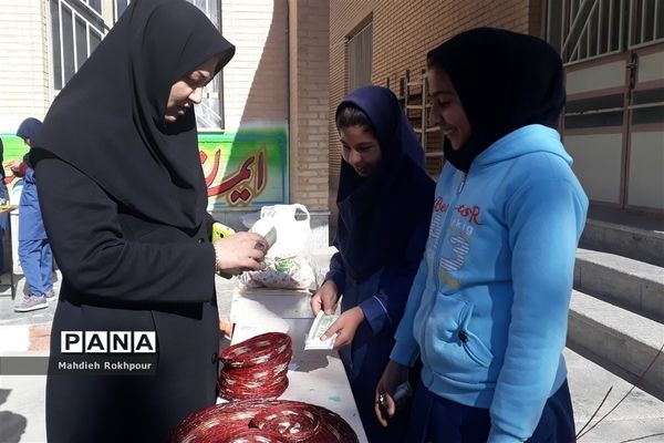 برگزاری بازارچه کاروفناوری دردبیرستان دخترانه فخرالزمان قریب