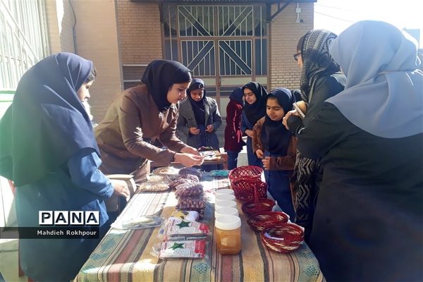 برگزاری بازارچه کاروفناوری دردبیرستان دخترانه فخرالزمان قریب