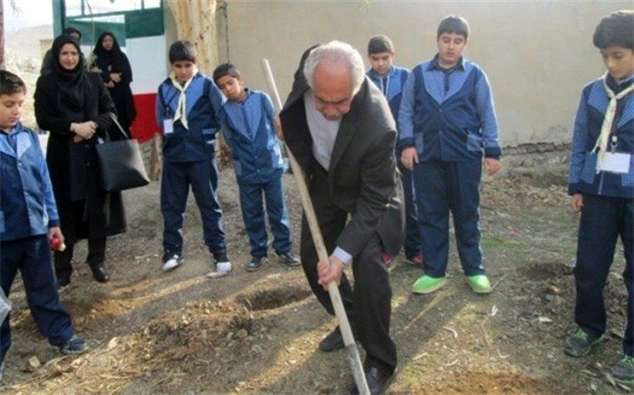55 هزار نهال بلوط توسط دانش‌آموزان لرستانی غرس شد