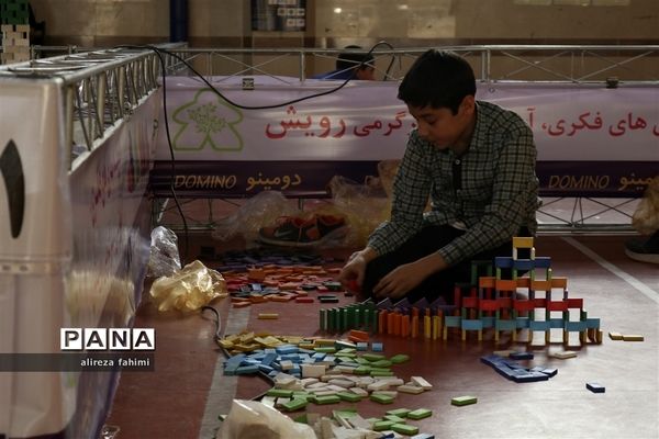 شور و نشاط دانش‌آموزان ابتدایی پسر در بازی دومینو برج