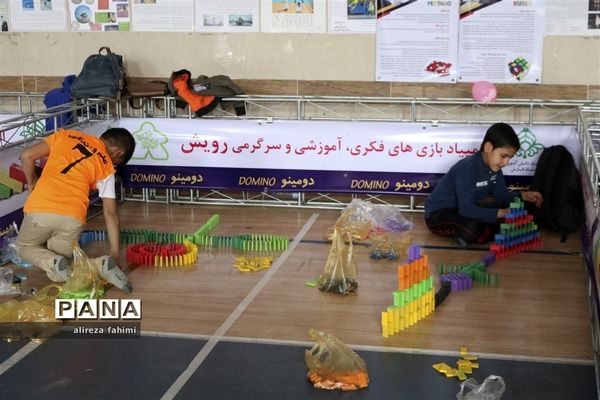 شور و نشاط دانش‌آموزان ابتدایی پسر در بازی دومینو برج