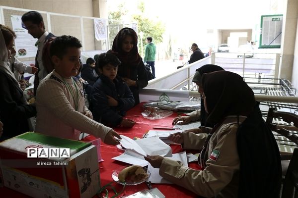 شور و نشاط دانش‌آموزان ابتدایی پسر در بازی دومینو برج