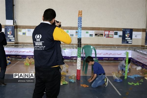 شور و نشاط دانش‌آموزان ابتدایی پسر در بازی دومینو برج