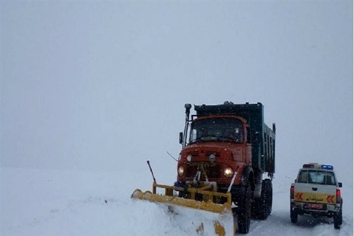 سرنشینان 10 خودرو در مهاباد از برف و کولاک نجات یافتند