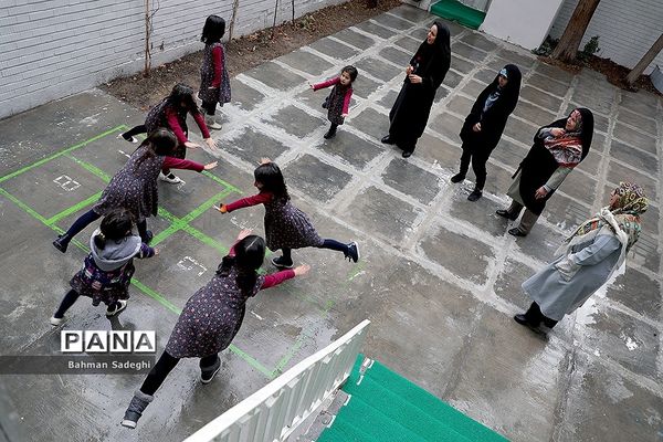 بازدید وزیر آموزش و پرورش از مرکز دبستان و پیش‌دبستانی آب و آینه