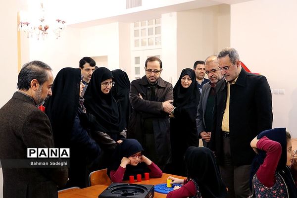 بازدید وزیر آموزش و پرورش از مرکز دبستان و پیش‌دبستانی آب و آینه