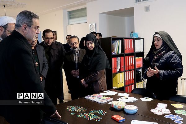 بازدید وزیر آموزش و پرورش از مرکز دبستان و پیش‌دبستانی آب و آینه