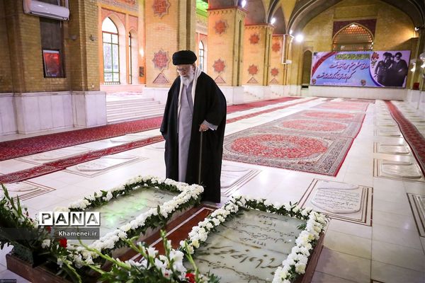 حضور رهبر انقلاب اسلامی در مرقد مطهر امام راحل و گلزار شهدای بهشت زهرا