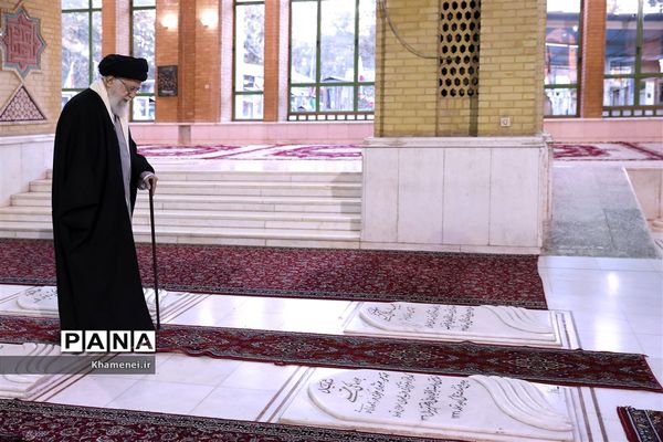 حضور رهبر انقلاب اسلامی در مرقد مطهر امام راحل و گلزار شهدای بهشت زهرا