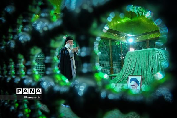 حضور رهبر انقلاب اسلامی در مرقد مطهر امام راحل و گلزار شهدای بهشت زهرا