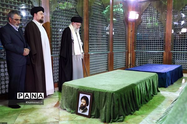 حضور رهبر انقلاب اسلامی در مرقد مطهر امام راحل و گلزار شهدای بهشت زهرا